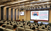 校党委书记褚光荣为学生上形势与政策课