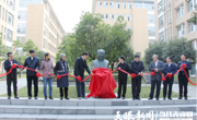 贵州民族大学为著名社会学家费孝通先生塑像